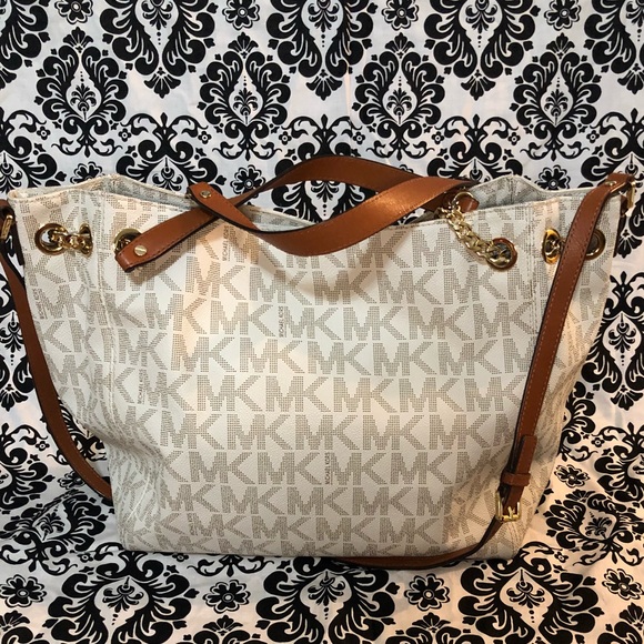 💥SOLD💥Large MK Purse - Picture 2 of 5